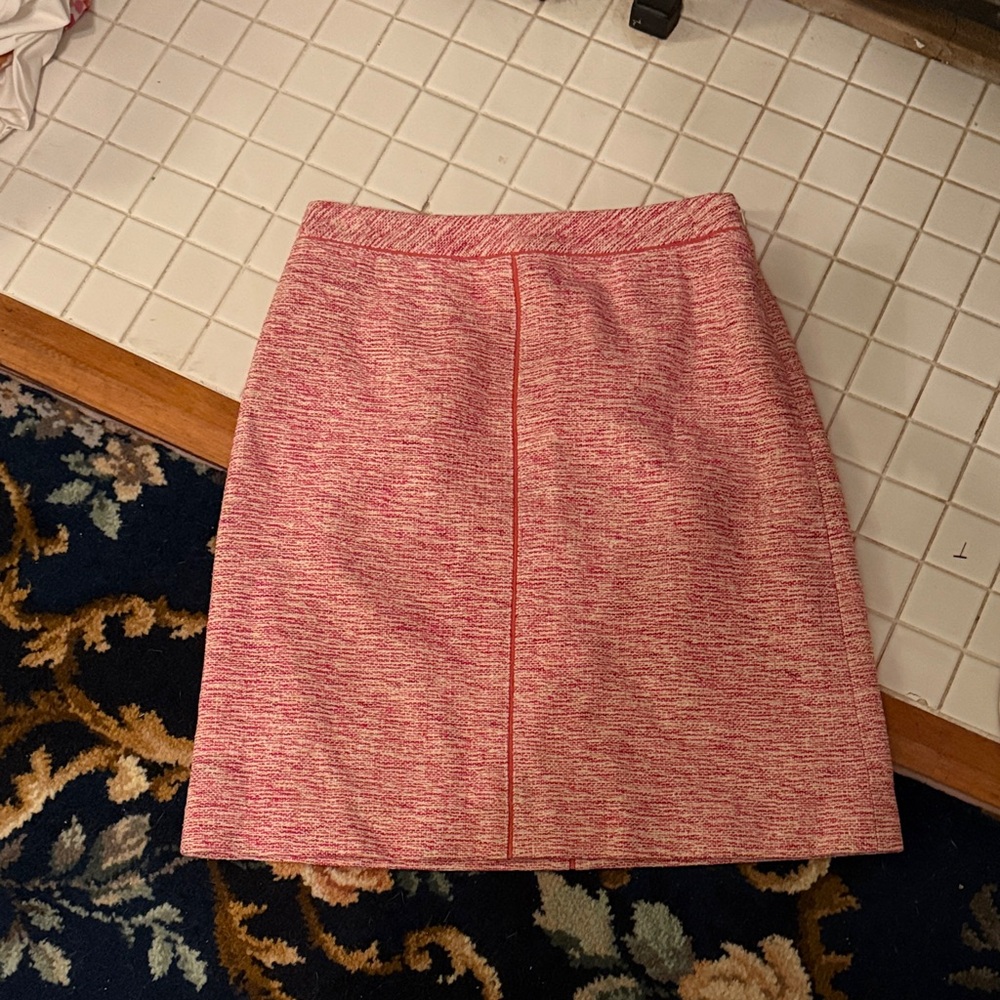 Ann Taylor Pink Textured Silk Pencil Skirt- worn about 6-7x but no‎ flaws
